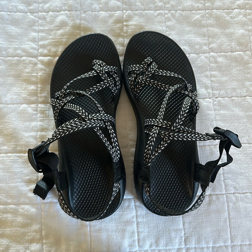 Like NEW Lady’s Chacos Black and White sz 9